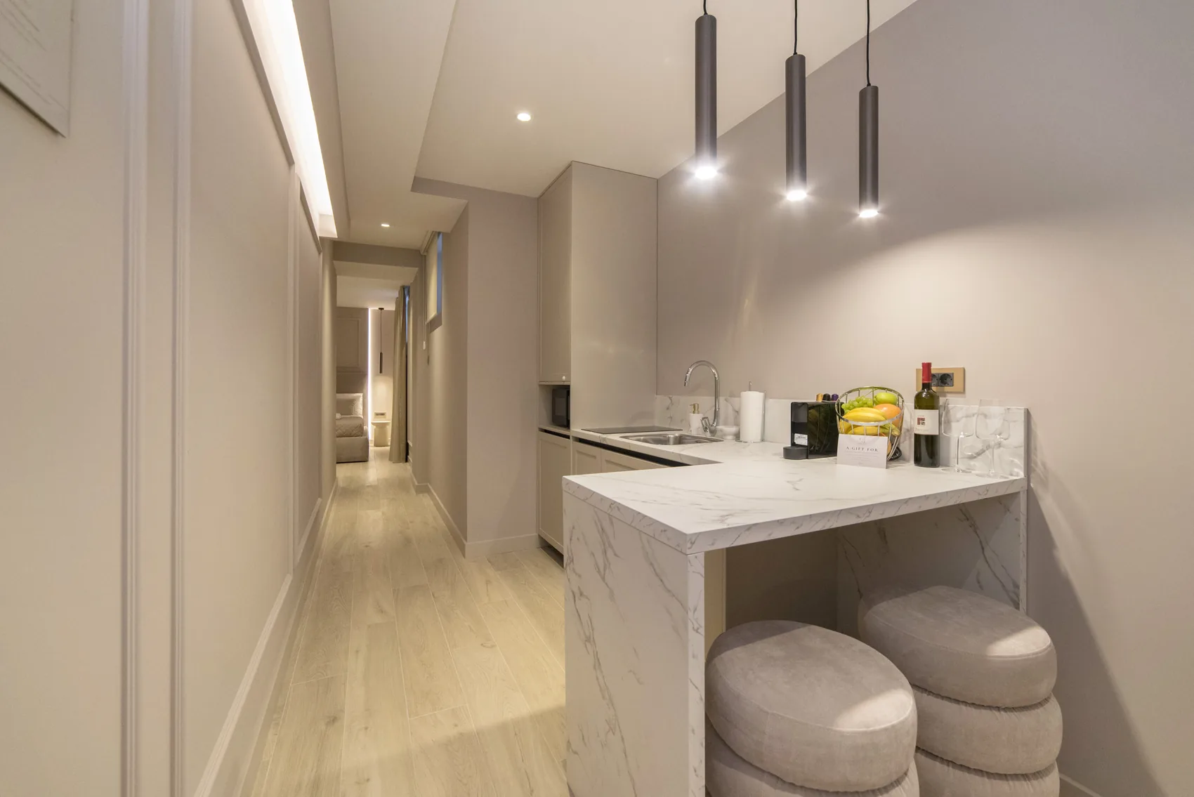 kuhinjski pult i barski stolci u apartmanu, Good Grace Apartments Zagreb