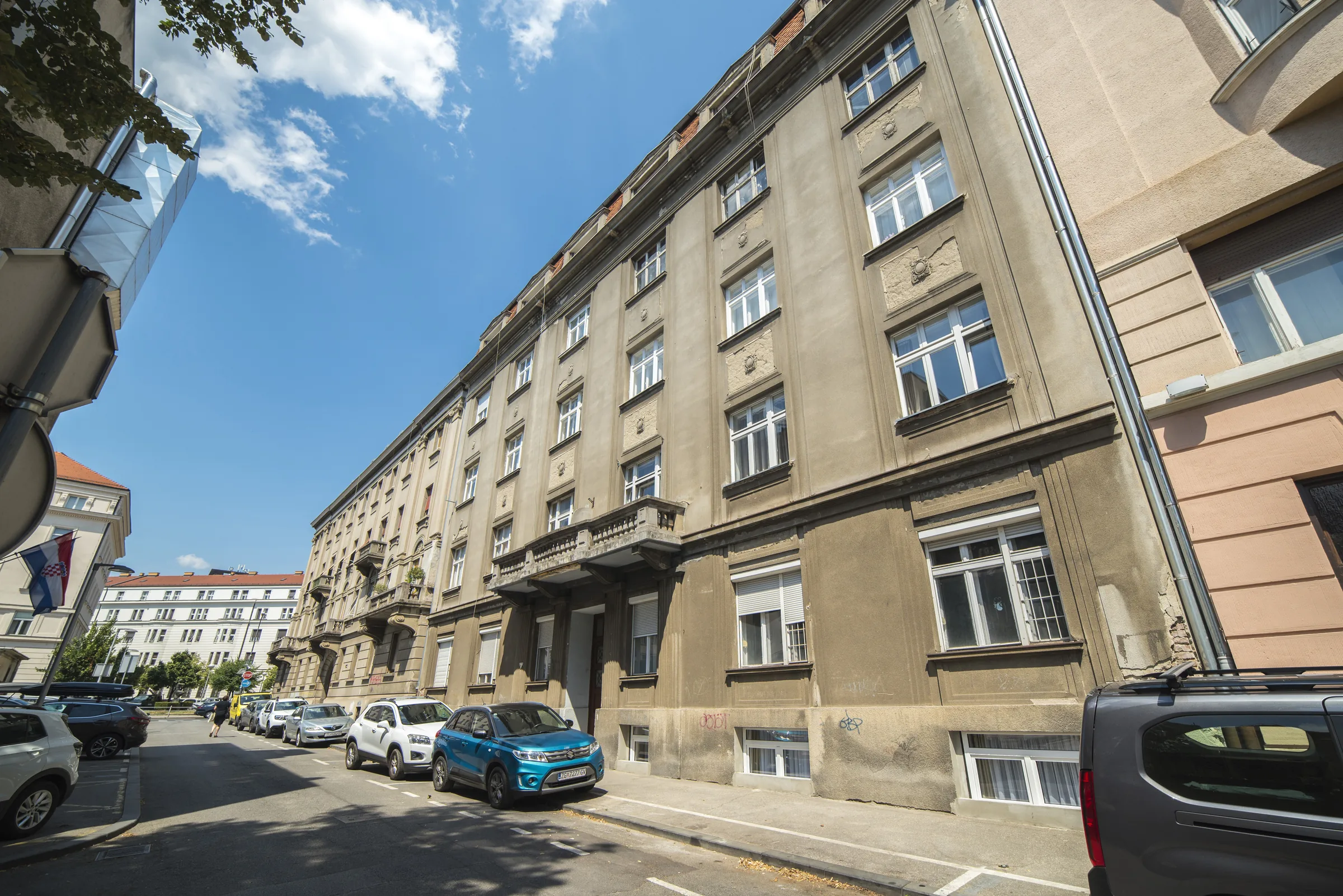 ulica u centru Zagreba sa zastavama, blizu apartmana Good Grace Apartments Zagreb
